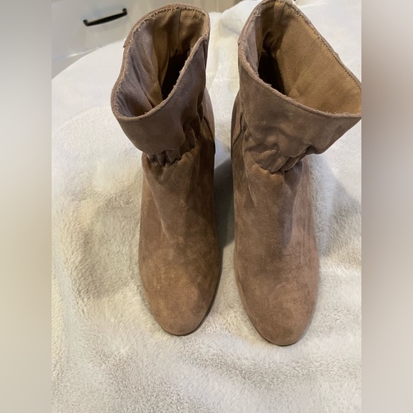 Taupe booties size 8 - Picture 2 of 2